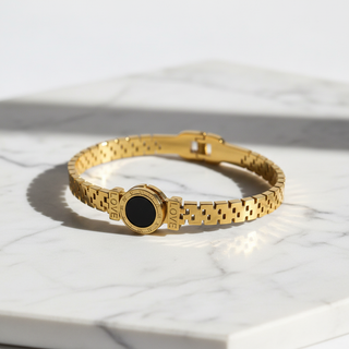 LOVE armband op marmer