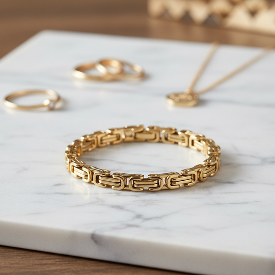 Luxe gouden schakelarmband op marmer