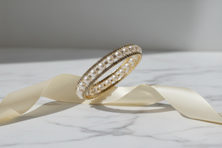 Met zijden lint op wit marmer