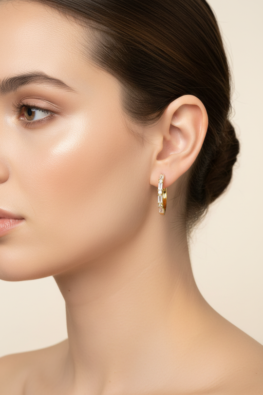 Model draagt Baquette creolen