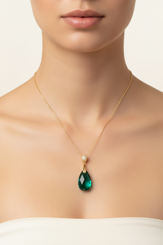 Model draagt emerald drop ketting