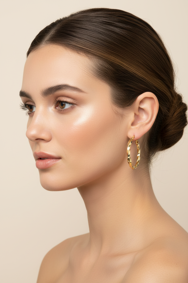 Model draagt Girella creolen