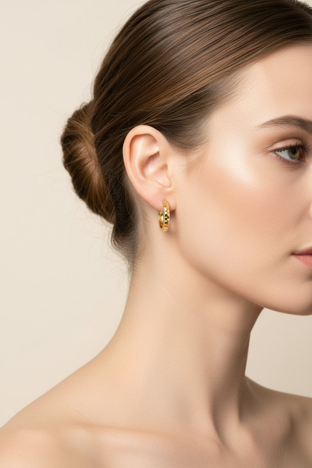 Model draagt Specchio creolen