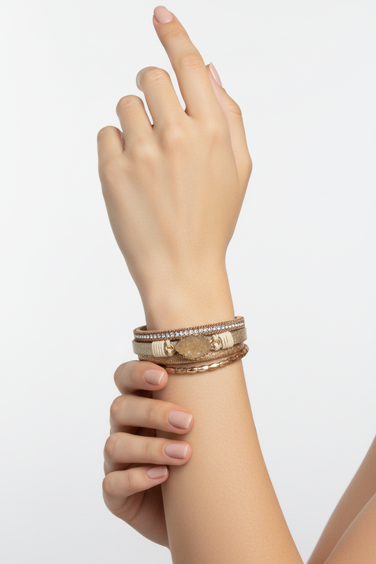 Model met beige gouden leren armband