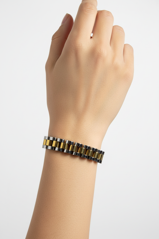 Model met Cuban chain armband