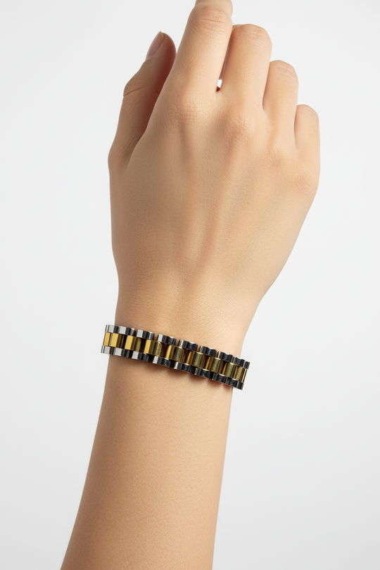 Model met Cuban chain armband