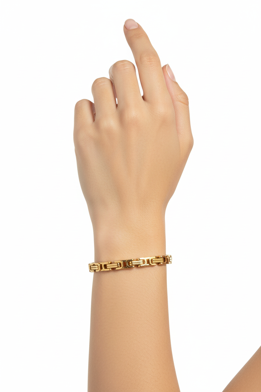 Model met gouden schakelarmband