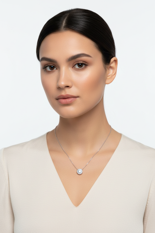 Model met moissanite ketting