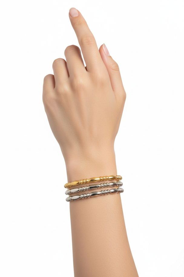 Model met ovale kralen armbanden