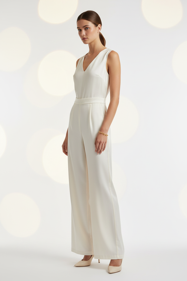 Model met paperclip armband en bokeh