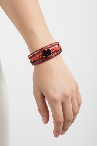 Model met rode leren armband