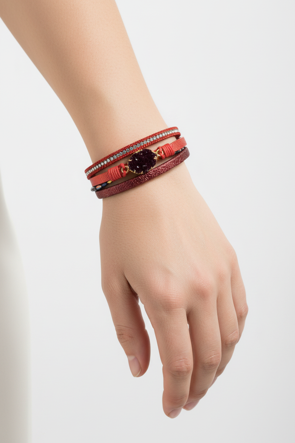 Model met rode leren armband