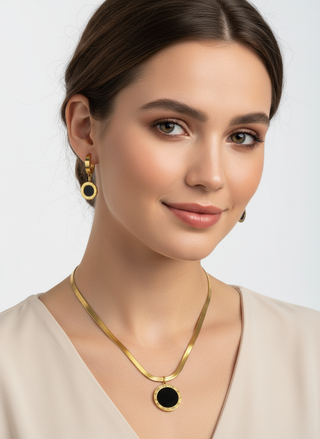 Model met roestvrijstaal sieraden set