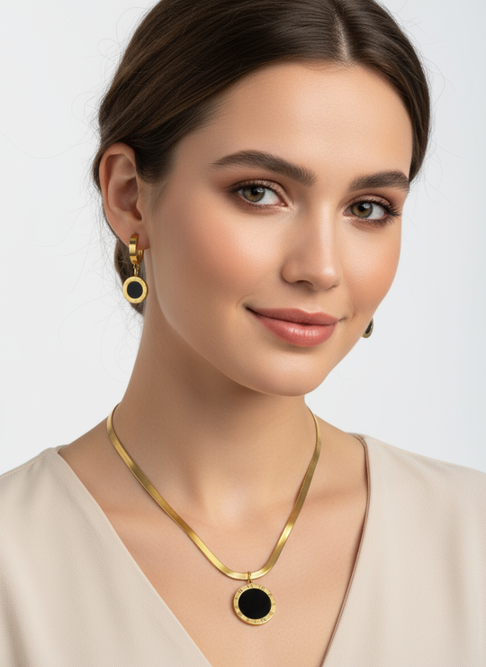 Model met roestvrijstaal sieraden set