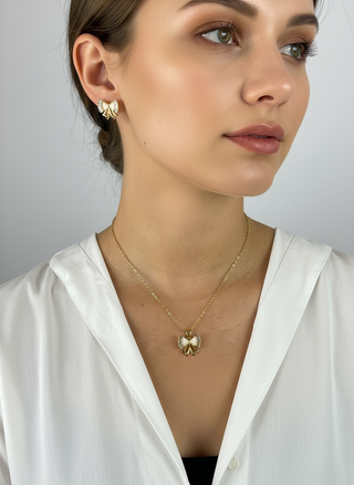 Model met romantische strik sieraden set