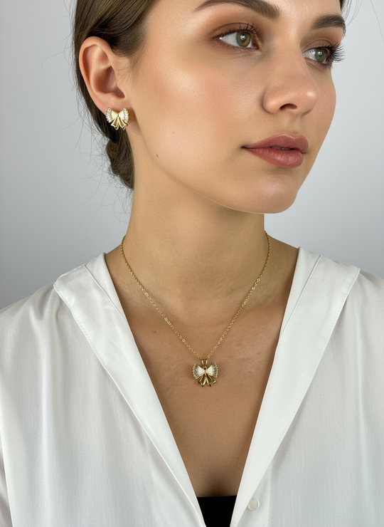 Model met romantische strik sieraden set