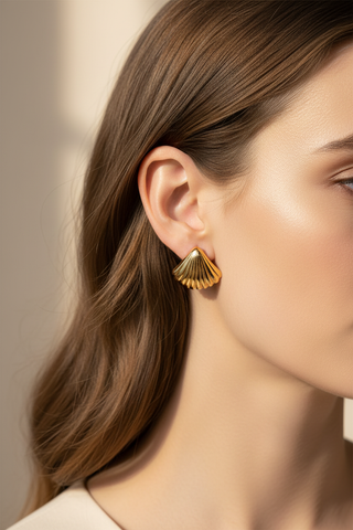 Model met schelp creolen - paar