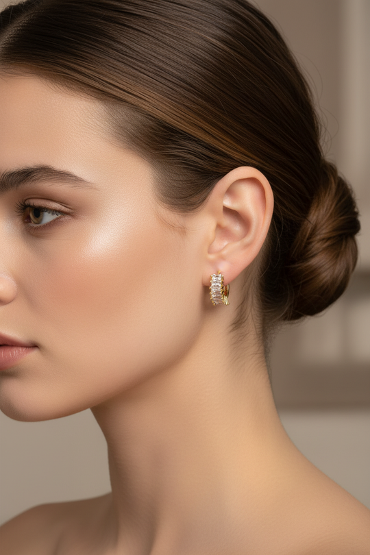 Model met subtiele gouden creolen