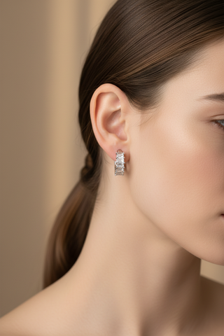 Model met subtiele zilveren creolen