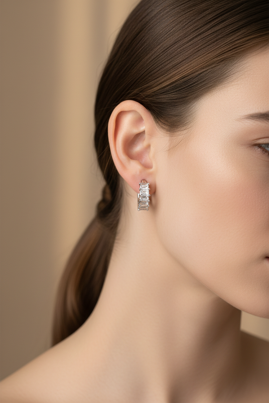 Model met subtiele zilveren creolen