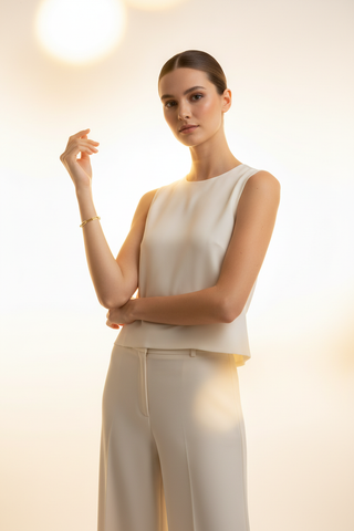 Model met zilver 925 schakelarmband en bokeh