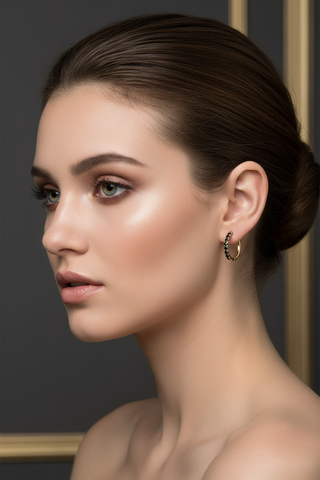 Model met zwarte zirkonia creolen - glamoureus