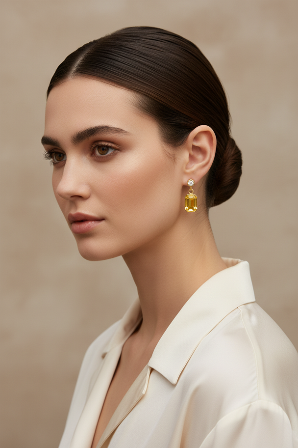 Model portret - delicate oorknopjes