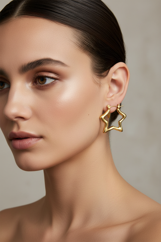 Model portret met ster creolen - realistisch in oorgat