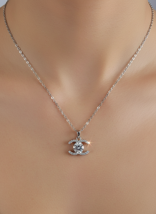 Moissanite collier close-up op model