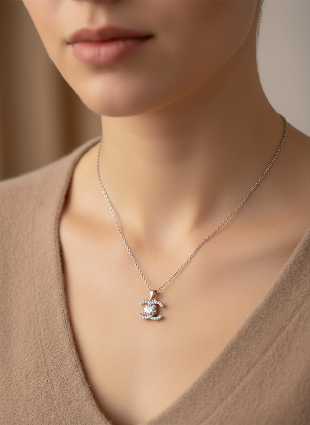 Moissanite collier op model