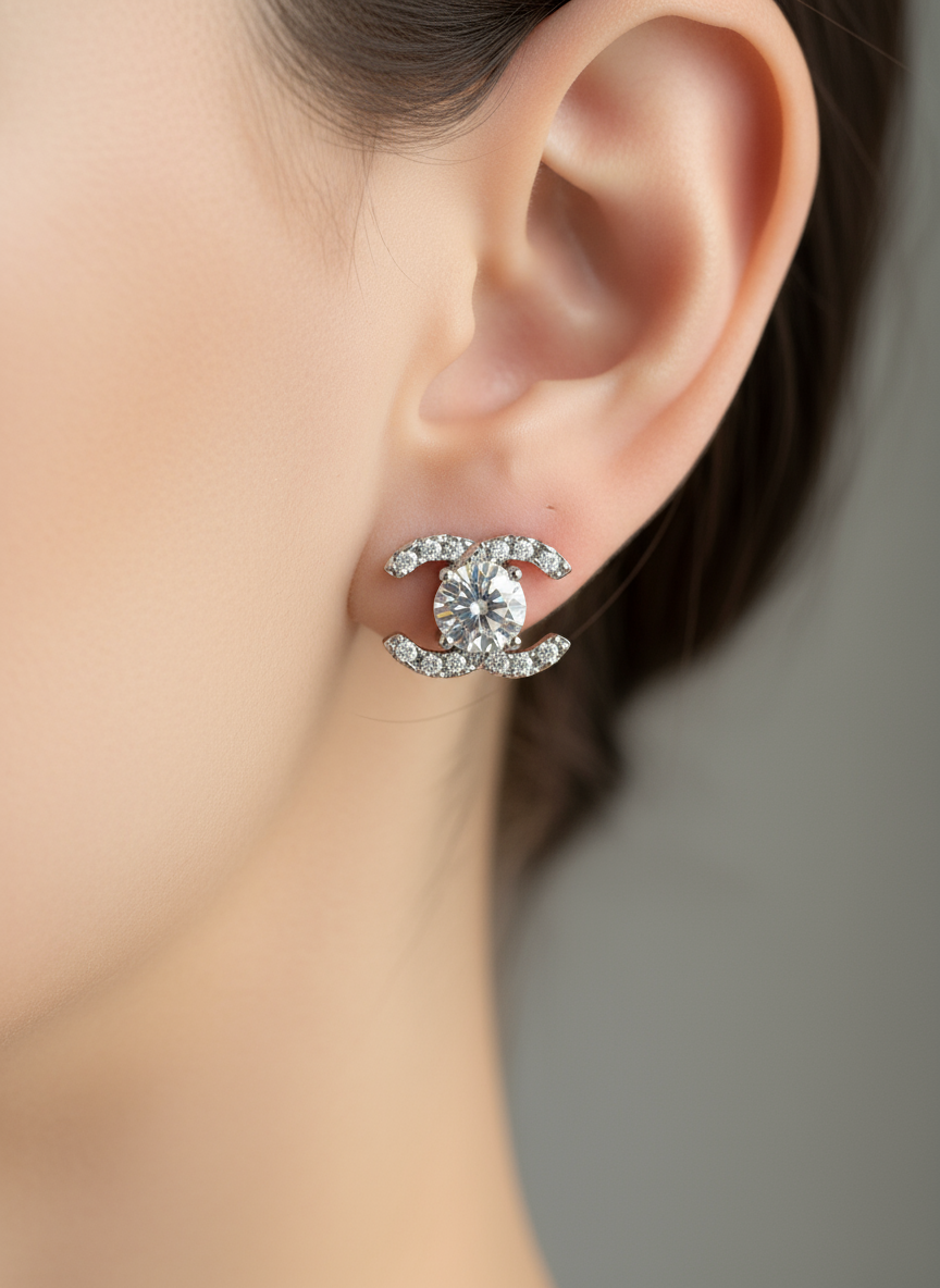 Moissanite oorknopjes close-up op model