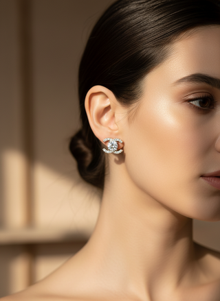 Moissanite oorknopjes op model