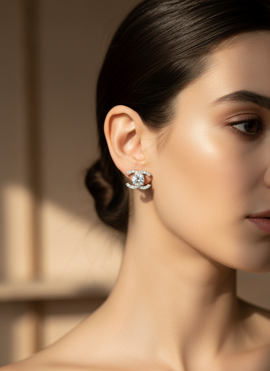 Moissanite oorknopjes op model