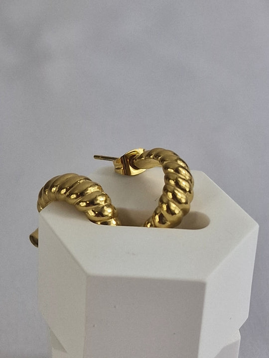 Retro-Creolen – 18 Karat vergoldet – goldfarben