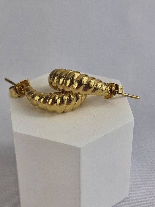 Retro-Creolen – 18 Karat vergoldet – goldfarben