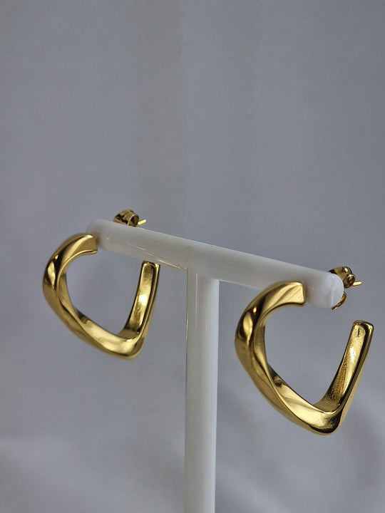 Retro-Ohrringe mit gedrehtem Design – 18 Karat vergoldet – goldfarben