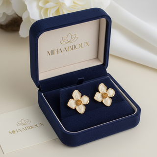 Oorbellen in sieradendoos met logo