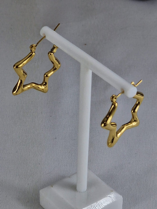 Retro-Stern-Creolen – 18 Karat vergoldet – goldfarben