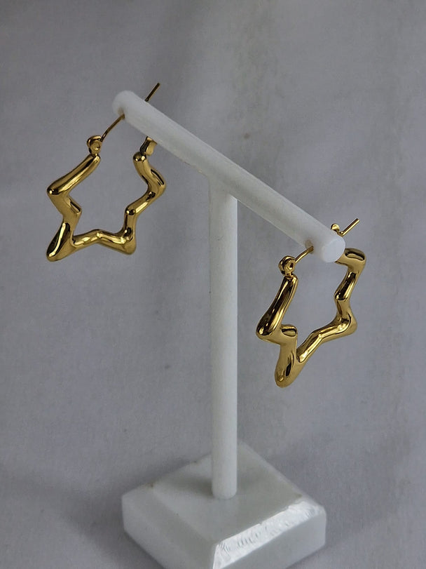 Retro-Stern-Creolen – 18 Karat vergoldet – goldfarben