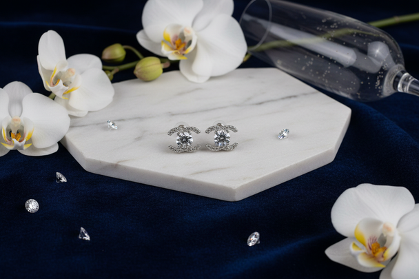 Oorknopjes moissanite luxe styling - donkerblauw fluweel voor beter contrast