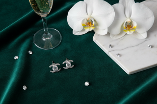 Oorknopjes moissanite luxe styling - donkergroen fluweel, orchideeën en champagne