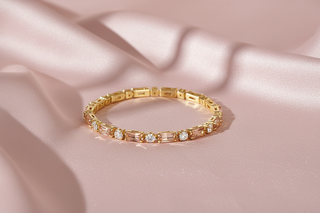 Op blush roze zijden stof