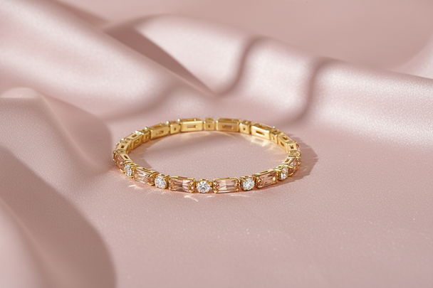 Op blush roze zijden stof