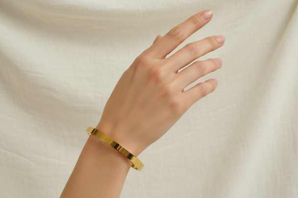 Op handmodel met minimale achtergrond