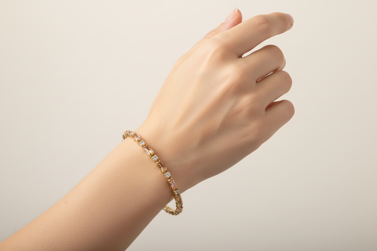 Op handmodel met minimale achtergrond