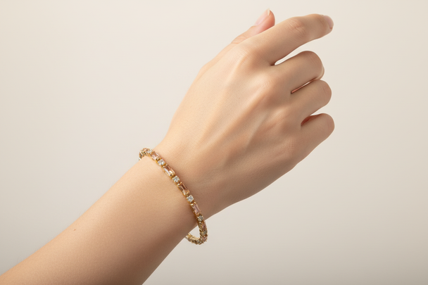 Op handmodel met minimale achtergrond