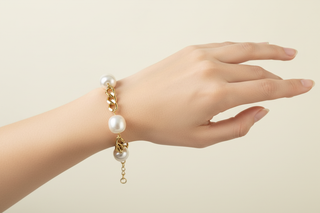 Op handmodel met minimale achtergrond