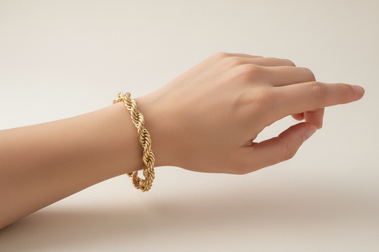 Op handmodel met minimale achtergrond