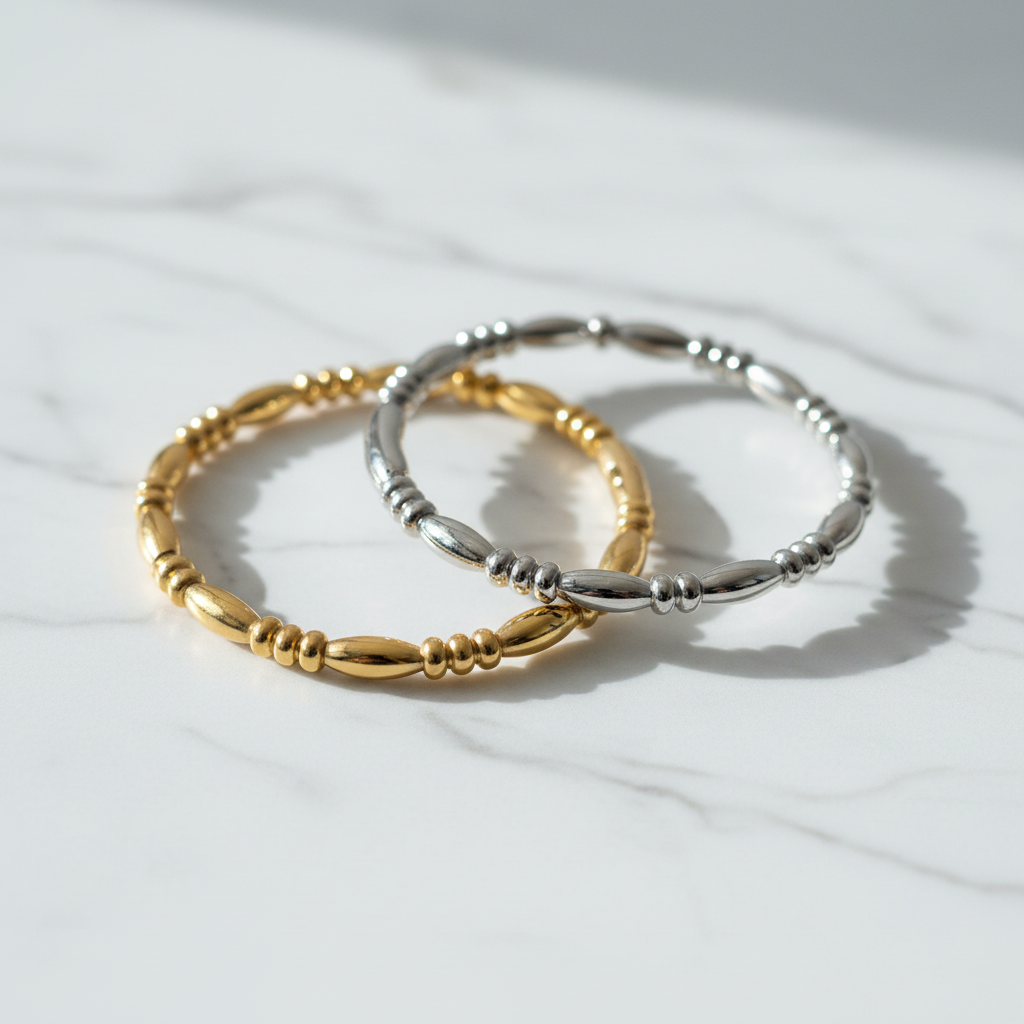 Ovale kralen armbanden goud zilver op marmer