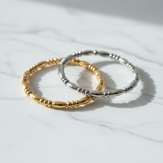 Ovale kralen armbanden goud zilver op marmer